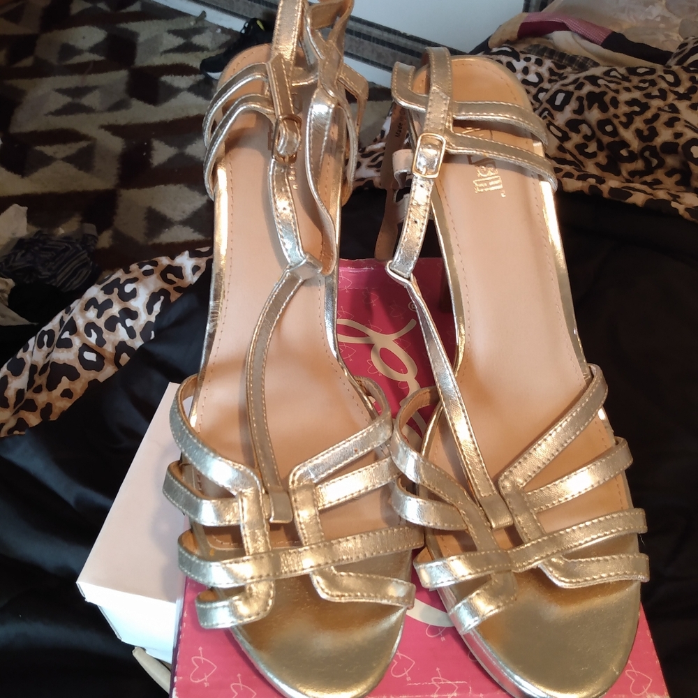 Gold metallic heels - Picture 2 of 5